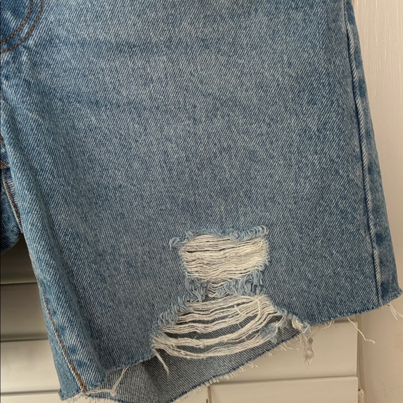 Levi’s Denim Jean Shorts 501 Mid Thigh Distressed SZ 26 Waist - Picture 2 of 9